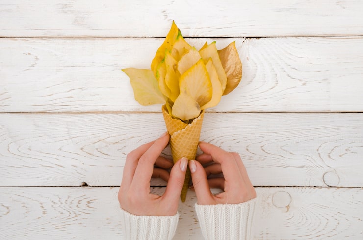 Ein einzelnes Blatt, das sanft im Wind weht